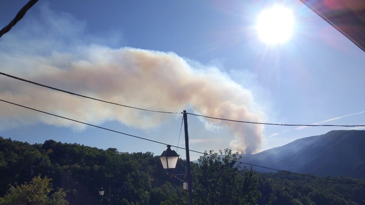 La columna de humo del incendio de Langre se aprecia este domingo desde los pueblos de alrededor. | L.N.C