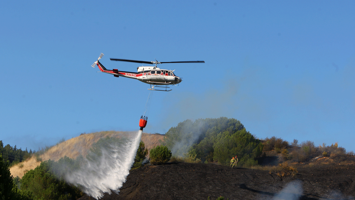 Medios aéreos sofocan un incendio en el Bierzo, en una imagen de archivo. | C. Sánchez (Ical)