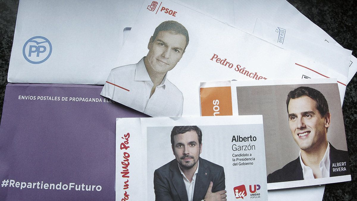 Propaganda electoral de diferentes partidos en una imagen de archivo. | ICAL