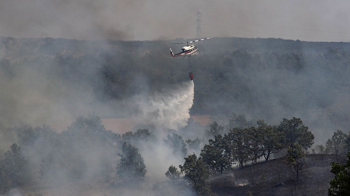 Efectivos terrestres de la Junta y un helicóptero sofocan un incendio cerca de la localidad leonesa de Carbajal de la Legua. | ICAL